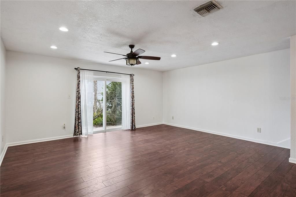 For Sale: $248,900 (2 beds, 2 baths, 1300 Square Feet)