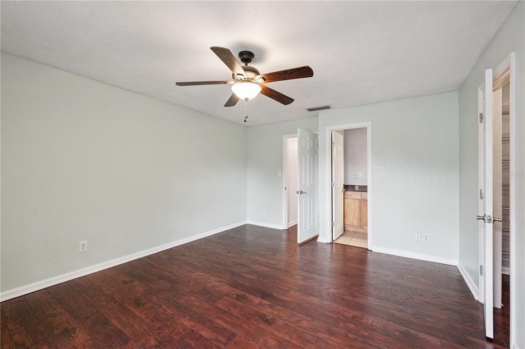 For Sale: $248,900 (2 beds, 2 baths, 1300 Square Feet)
