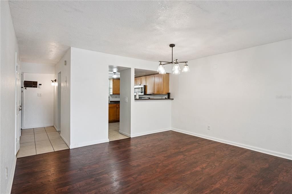 For Sale: $248,900 (2 beds, 2 baths, 1300 Square Feet)