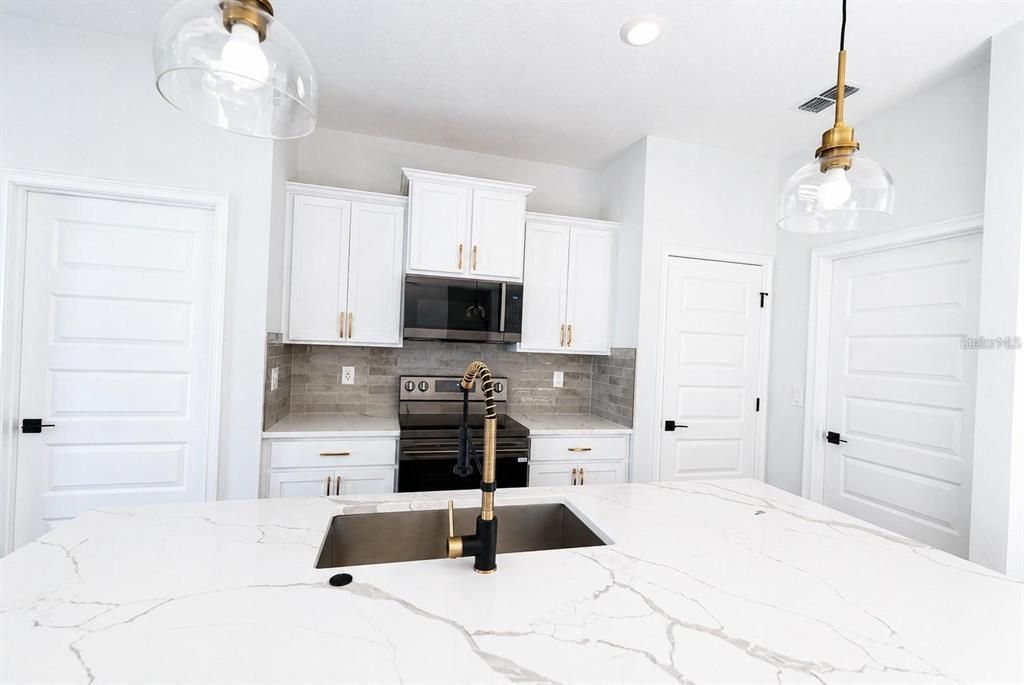 For Sale: $399,900 (4 beds, 2 baths, 1800 Square Feet)