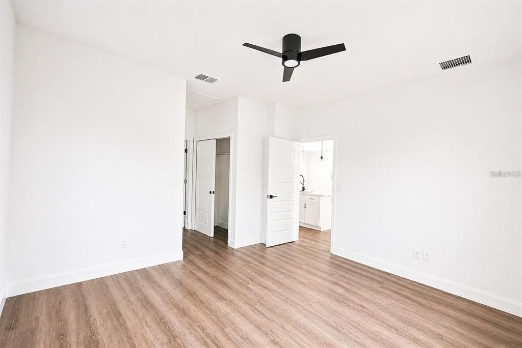 For Sale: $399,900 (4 beds, 2 baths, 1800 Square Feet)
