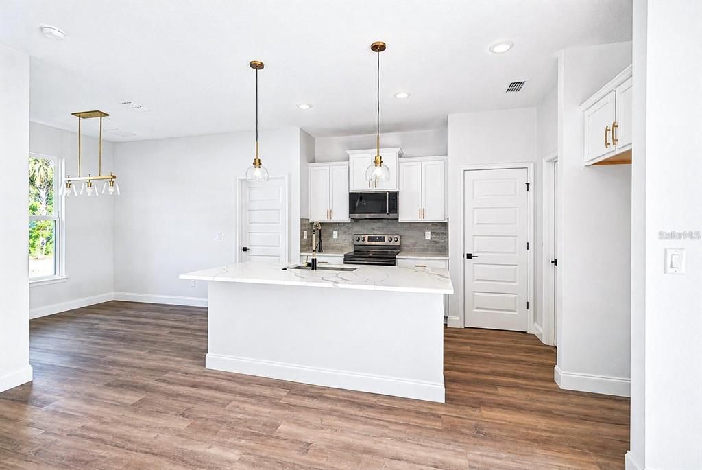 For Sale: $399,900 (4 beds, 2 baths, 1800 Square Feet)