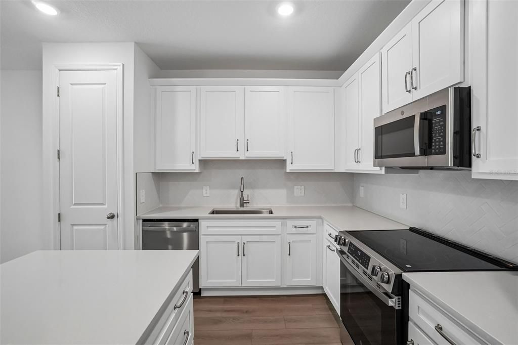 На продажу: $374,990 (3 спален, 2 ванн, 1607 Квадратных фут)
