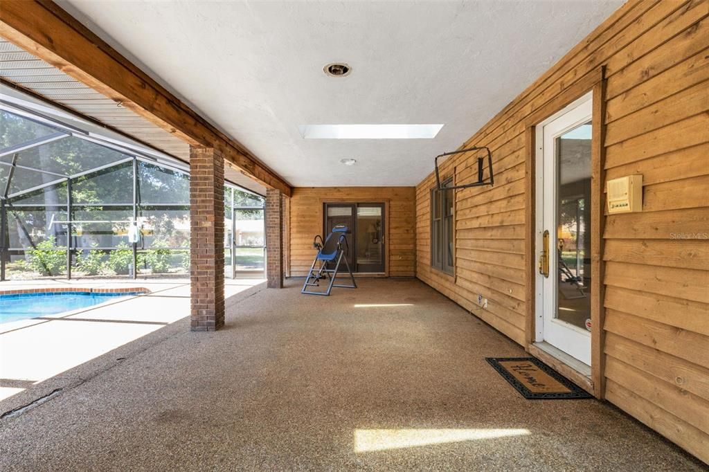 For Sale: $825,000 (6 beds, 3 baths, 3543 Square Feet)