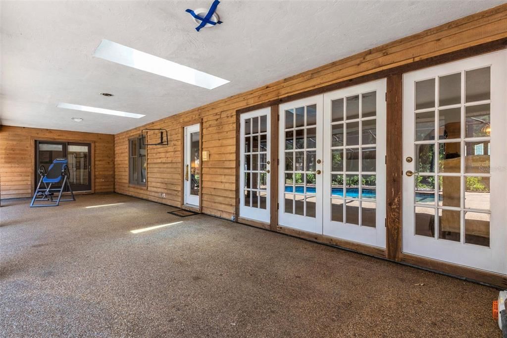 For Sale: $825,000 (6 beds, 3 baths, 3543 Square Feet)