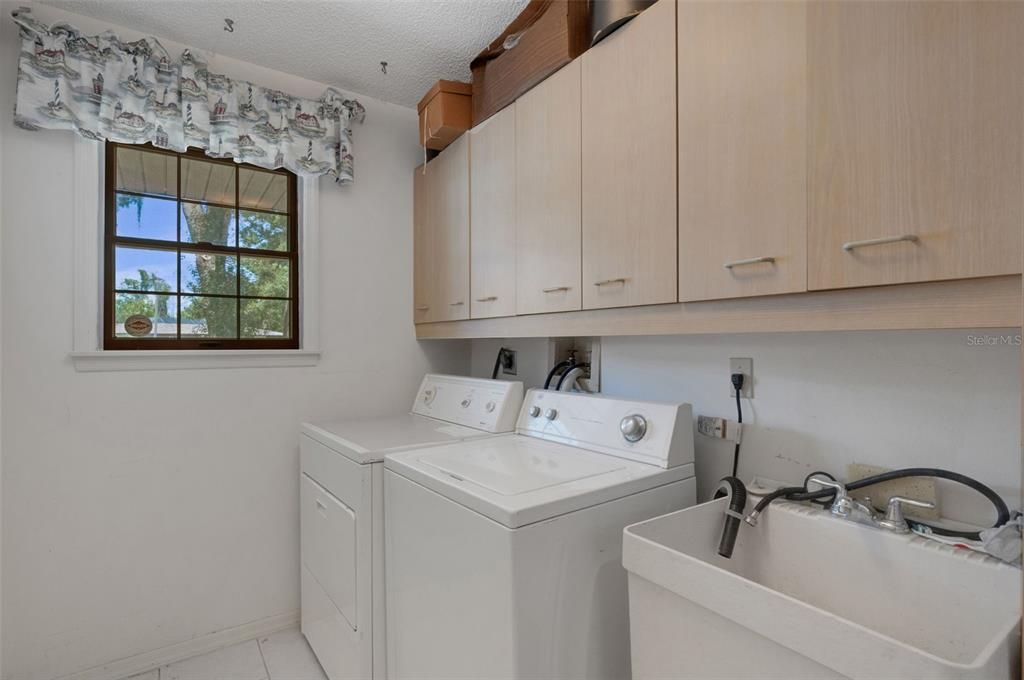 For Sale: $825,000 (6 beds, 3 baths, 3543 Square Feet)