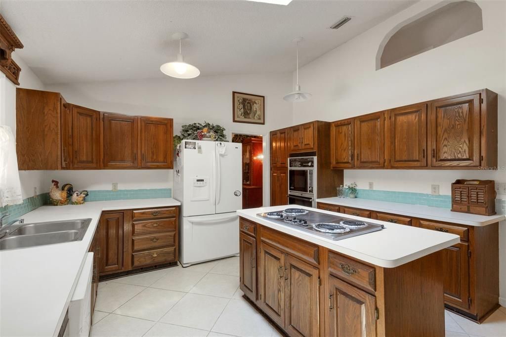 For Sale: $825,000 (6 beds, 3 baths, 3543 Square Feet)