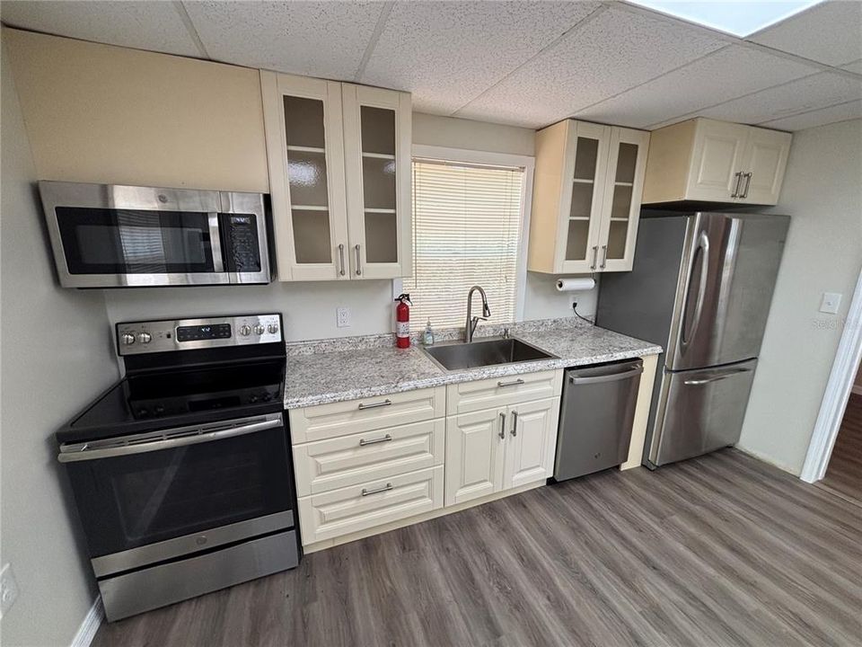 Active With Contract: $94,000 (2 beds, 1 baths, 552 Square Feet)