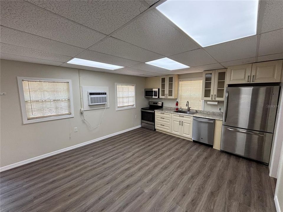 Active With Contract: $94,000 (2 beds, 1 baths, 552 Square Feet)