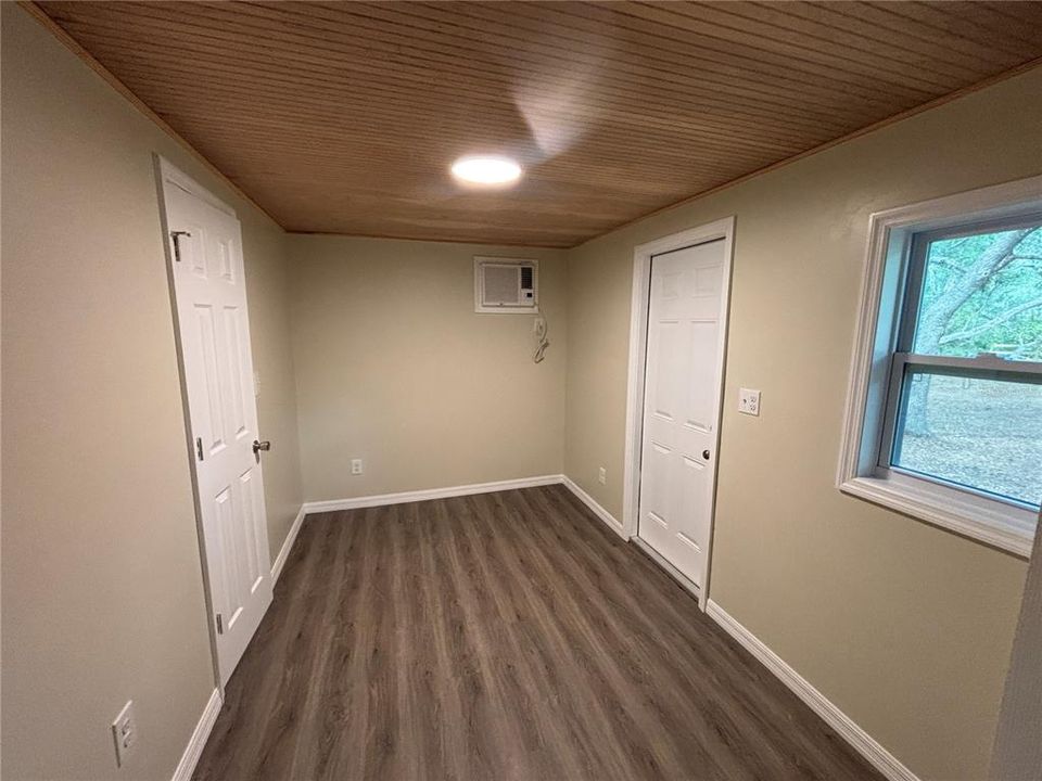 Active With Contract: $94,000 (2 beds, 1 baths, 552 Square Feet)