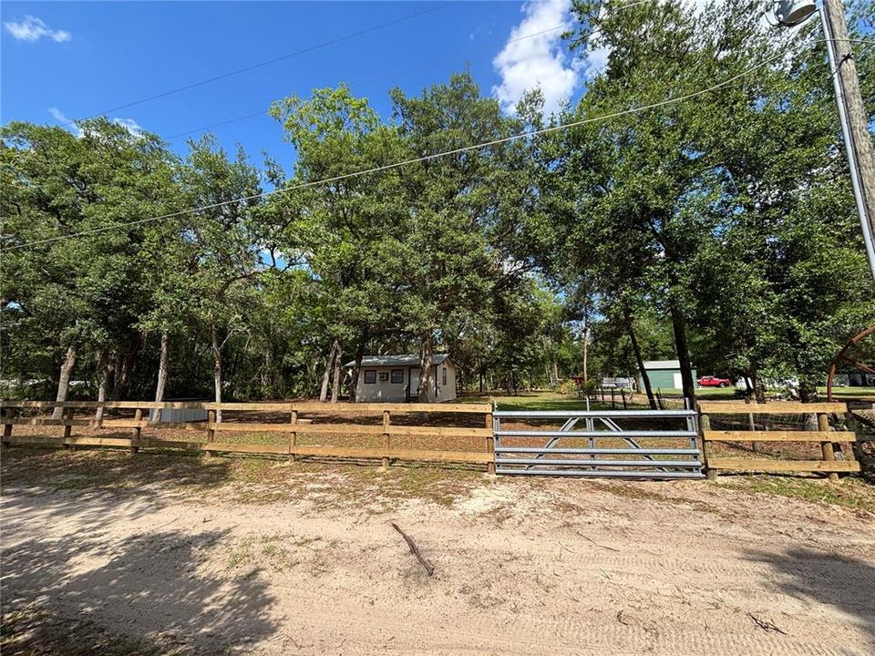 Active With Contract: $94,000 (2 beds, 1 baths, 552 Square Feet)