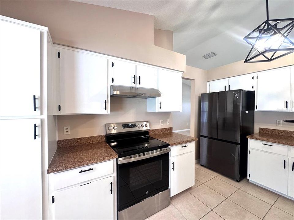 Active With Contract: $3,099 (3 beds, 2 baths, 1723 Square Feet)