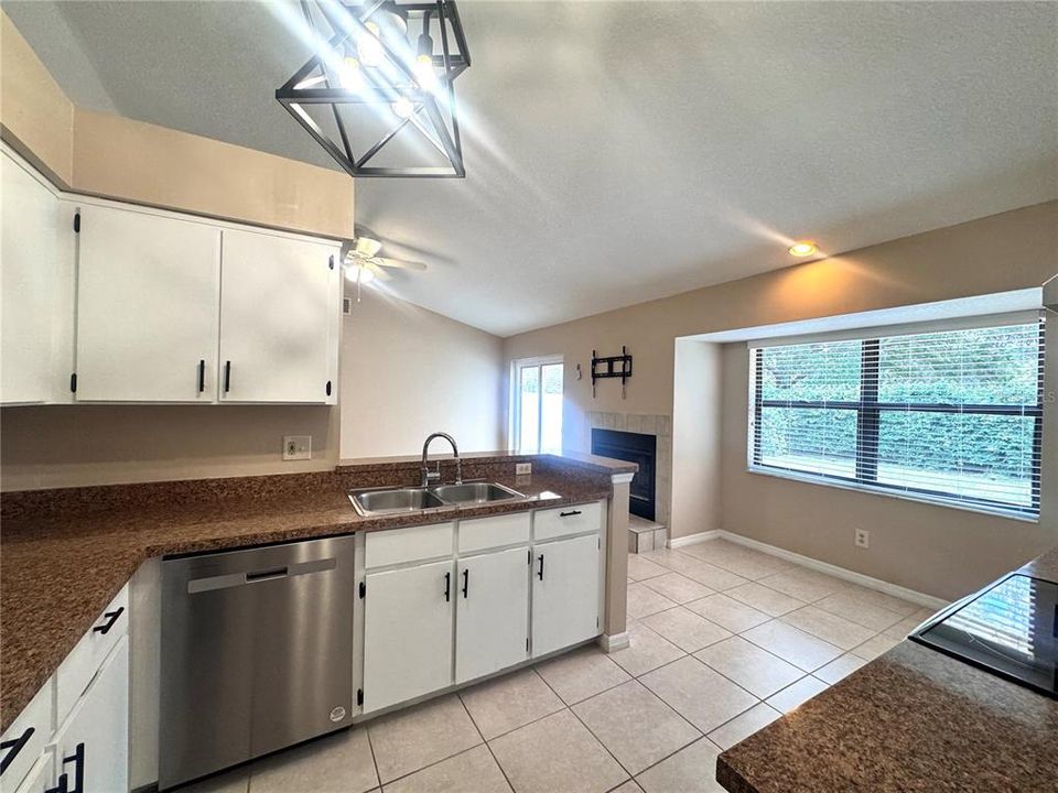 Active With Contract: $3,099 (3 beds, 2 baths, 1723 Square Feet)