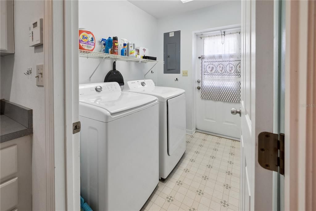 For Sale: $300,000 (3 beds, 2 baths, 1402 Square Feet)