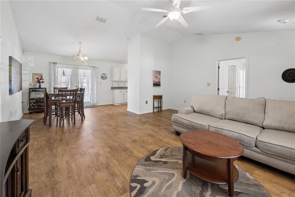 For Sale: $300,000 (3 beds, 2 baths, 1402 Square Feet)