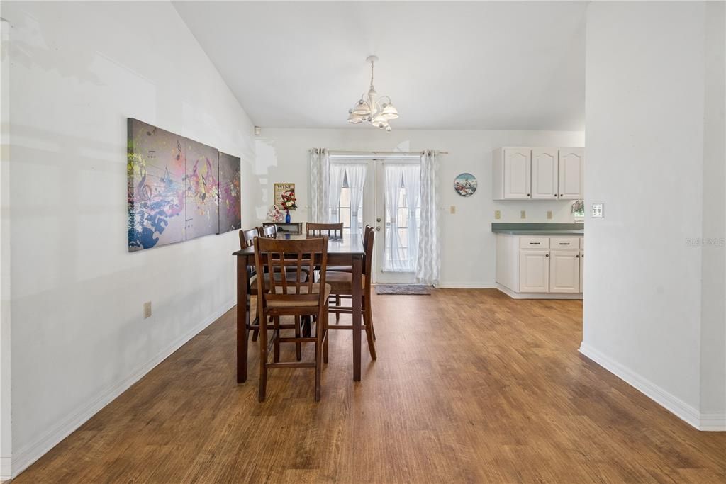 For Sale: $300,000 (3 beds, 2 baths, 1402 Square Feet)