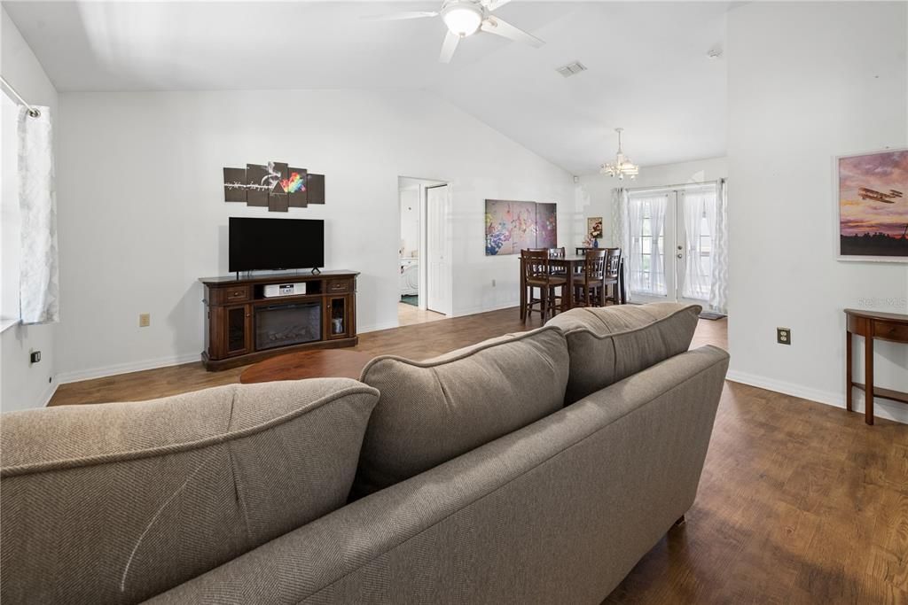For Sale: $300,000 (3 beds, 2 baths, 1402 Square Feet)