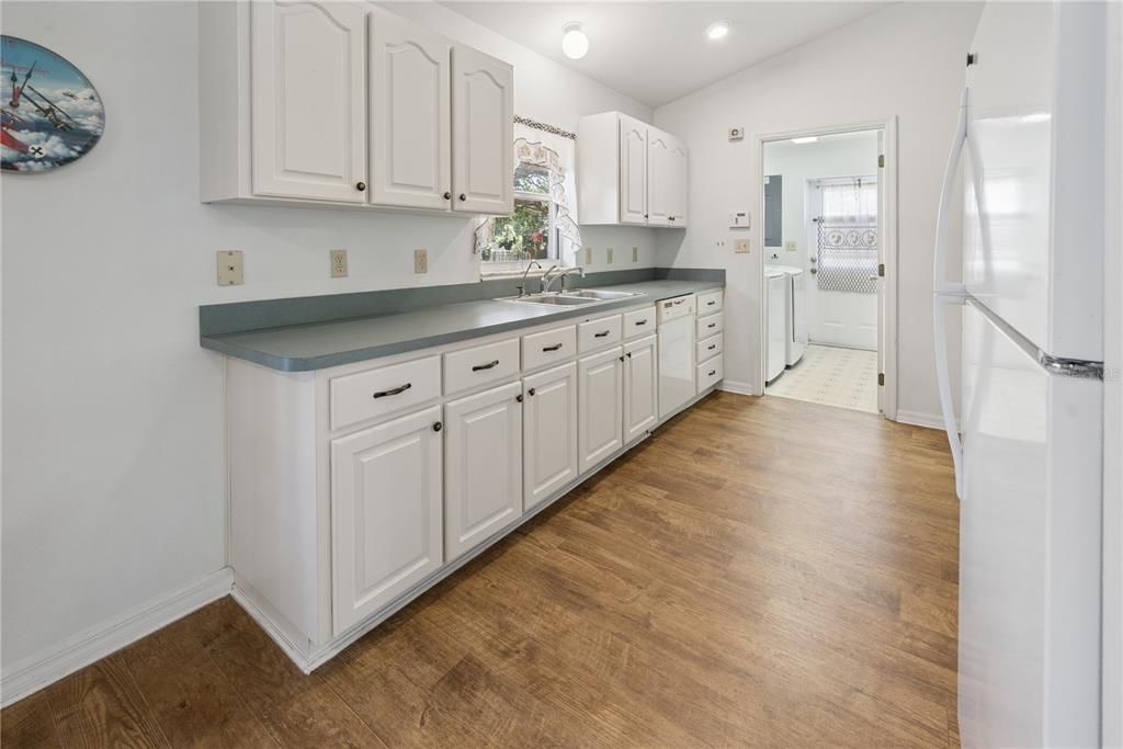 For Sale: $300,000 (3 beds, 2 baths, 1402 Square Feet)