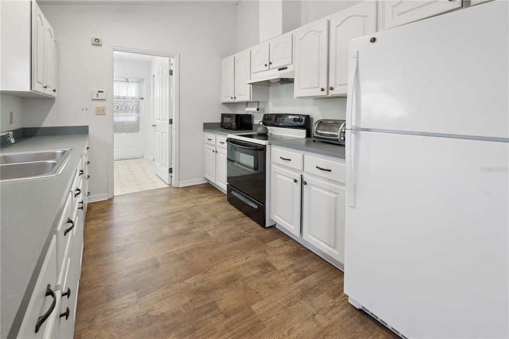For Sale: $300,000 (3 beds, 2 baths, 1402 Square Feet)