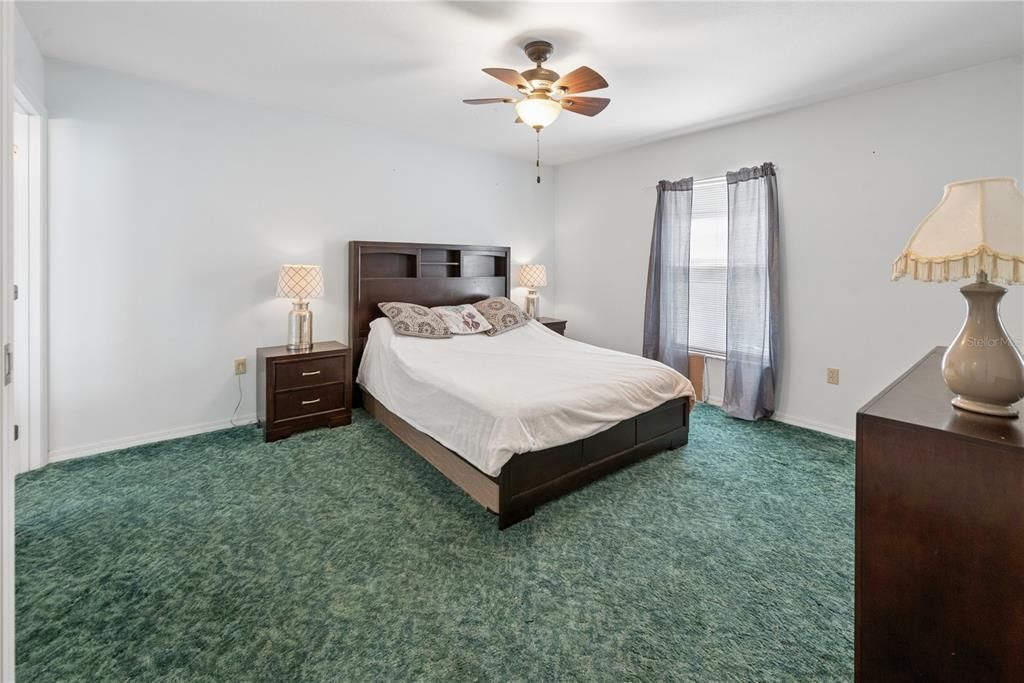For Sale: $300,000 (3 beds, 2 baths, 1402 Square Feet)