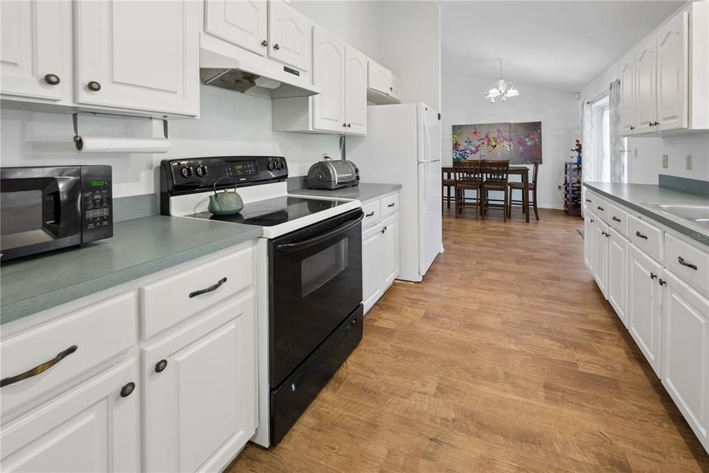 For Sale: $300,000 (3 beds, 2 baths, 1402 Square Feet)