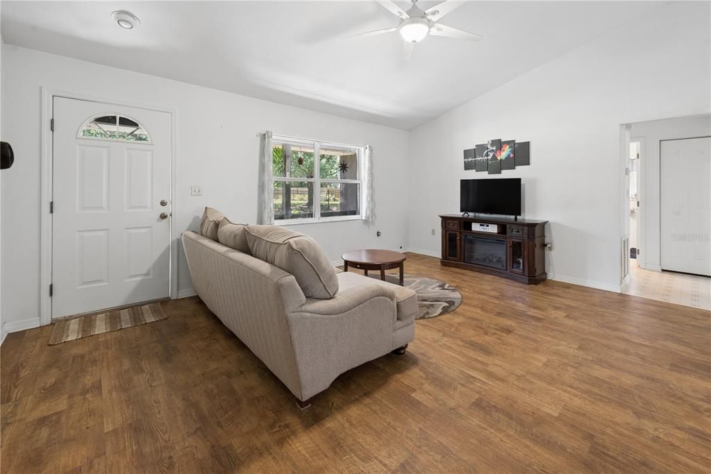 For Sale: $300,000 (3 beds, 2 baths, 1402 Square Feet)