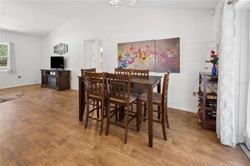 For Sale: $300,000 (3 beds, 2 baths, 1402 Square Feet)