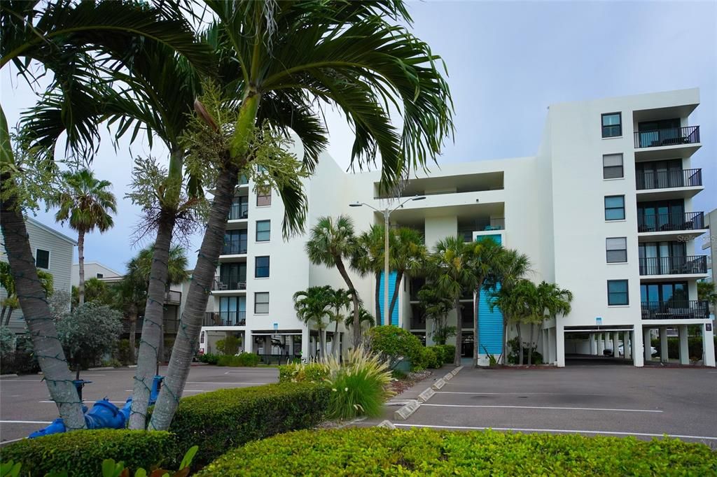 For Sale: $699,000 (2 beds, 2 baths, 1100 Square Feet)