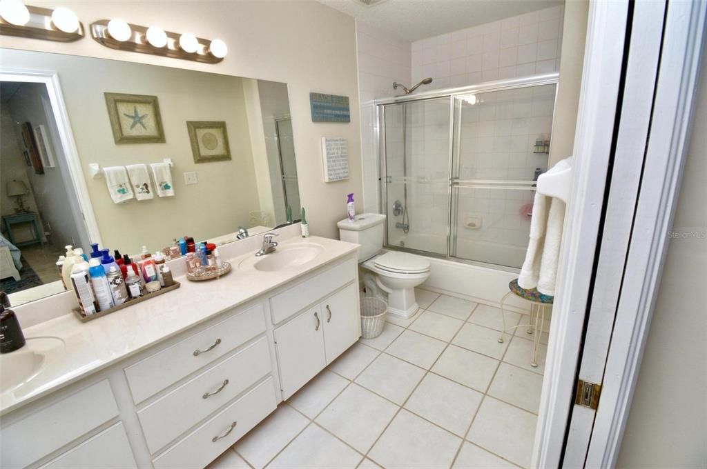 For Sale: $319,900 (2 beds, 2 baths, 1997 Square Feet)