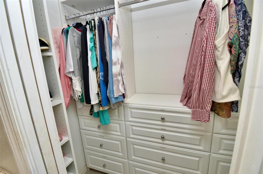 For Sale: $319,900 (2 beds, 2 baths, 1997 Square Feet)