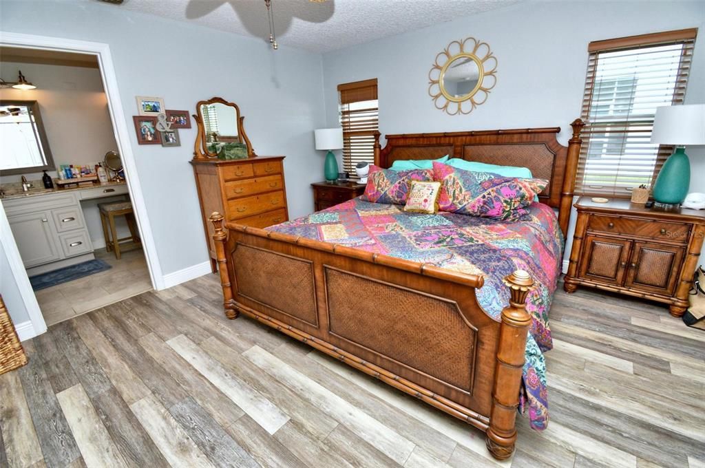 For Sale: $319,900 (2 beds, 2 baths, 1997 Square Feet)