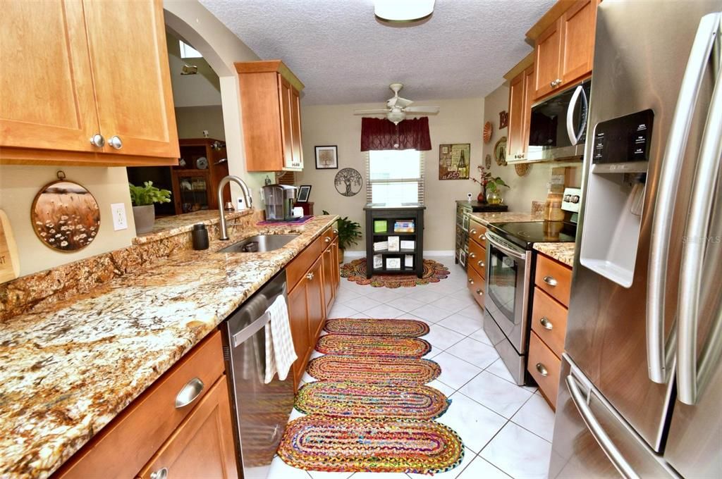 For Sale: $319,900 (2 beds, 2 baths, 1997 Square Feet)