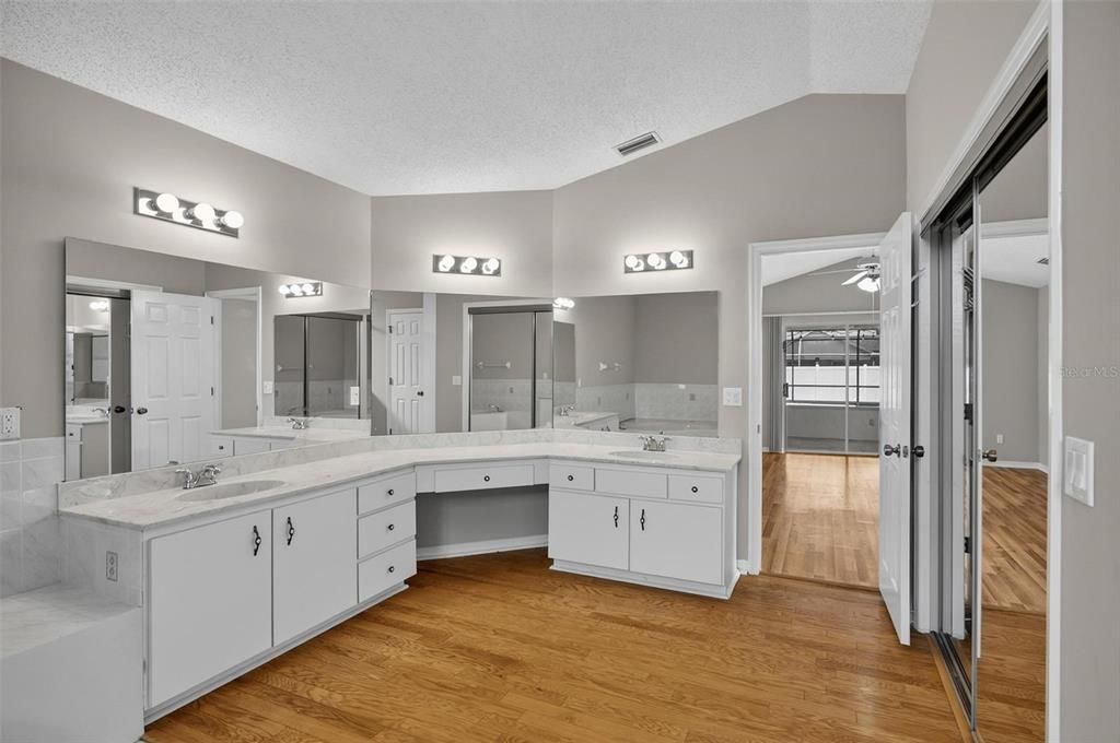 Activo con contrato: $2,600 (3 camas, 2 baños, 2472 Pies cuadrados)