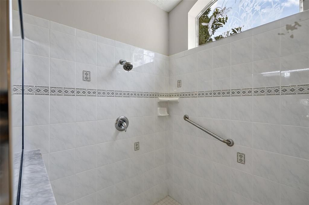 Activo con contrato: $2,600 (3 camas, 2 baños, 2472 Pies cuadrados)