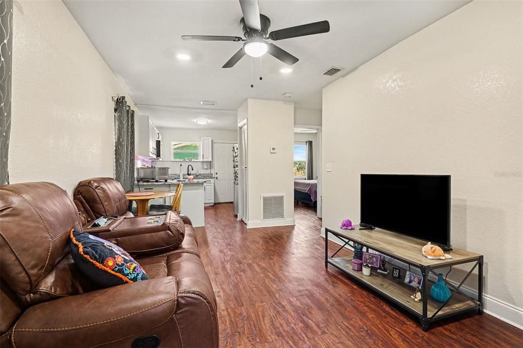 For Sale: $230,000 (2 beds, 1 baths, 835 Square Feet)