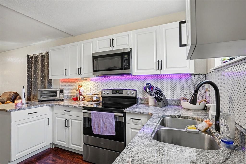 For Sale: $230,000 (2 beds, 1 baths, 835 Square Feet)