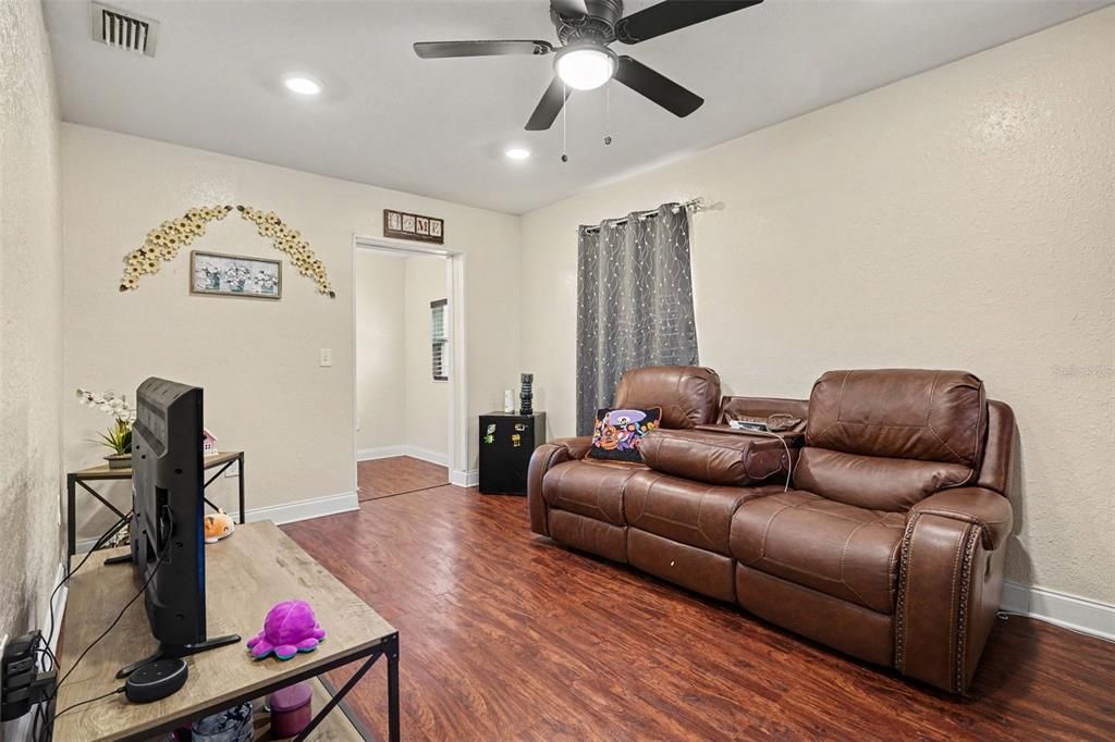 For Sale: $230,000 (2 beds, 1 baths, 835 Square Feet)