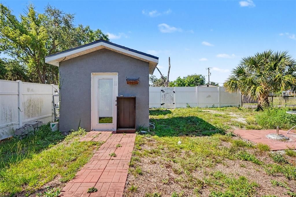 For Sale: $230,000 (2 beds, 1 baths, 835 Square Feet)