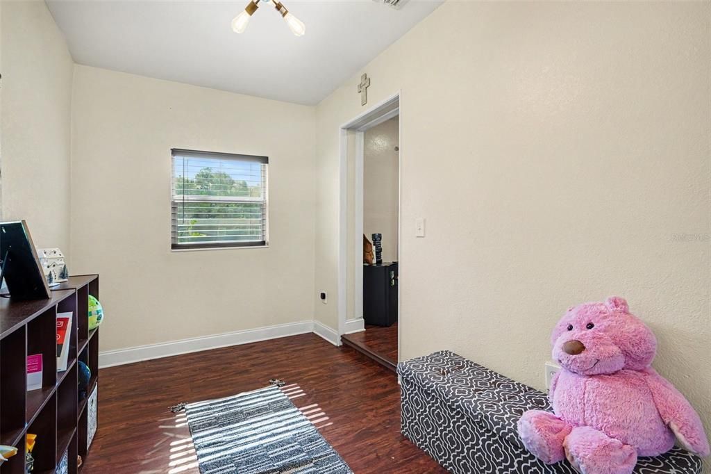 For Sale: $230,000 (2 beds, 1 baths, 835 Square Feet)