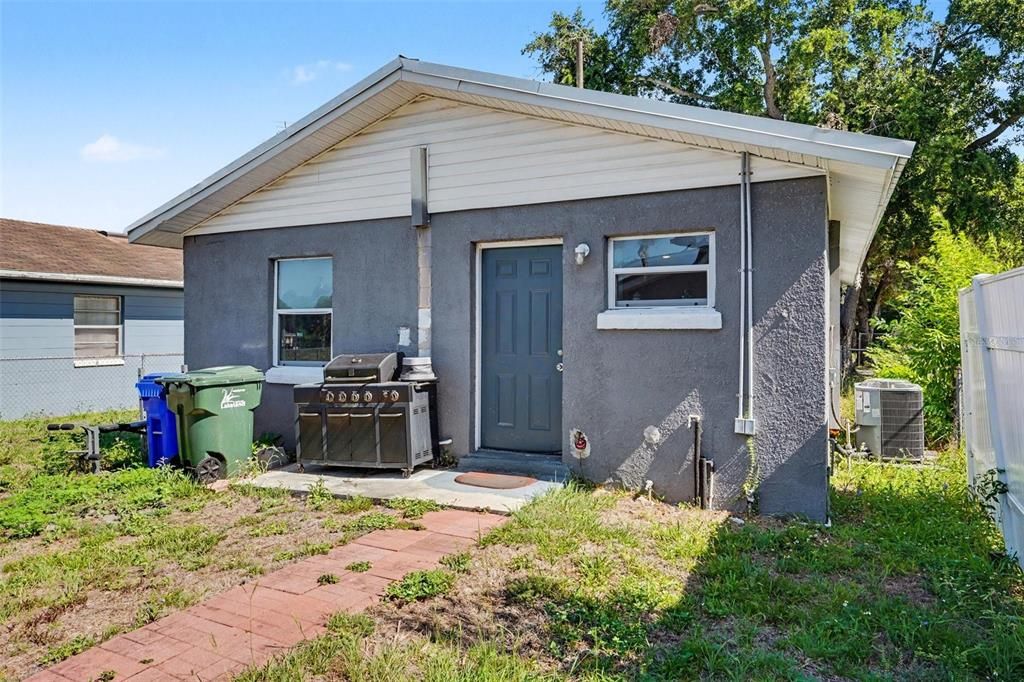 For Sale: $230,000 (2 beds, 1 baths, 835 Square Feet)