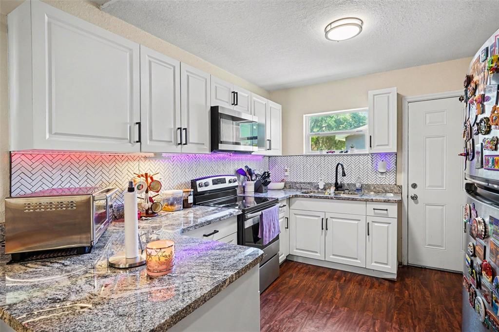 For Sale: $230,000 (2 beds, 1 baths, 835 Square Feet)