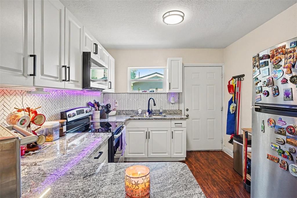 For Sale: $230,000 (2 beds, 1 baths, 835 Square Feet)