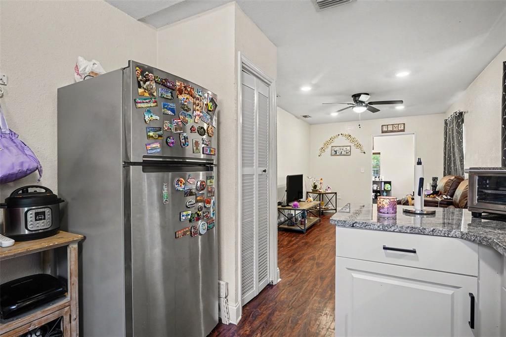 For Sale: $230,000 (2 beds, 1 baths, 835 Square Feet)
