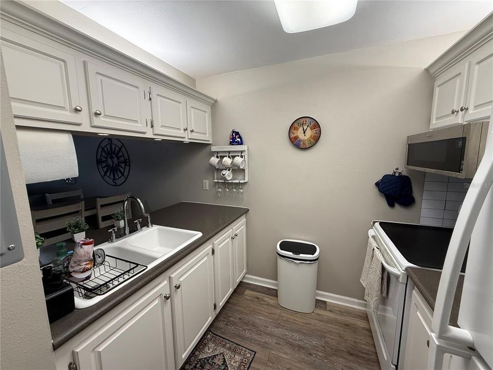 For Sale: $154,900 (1 beds, 1 baths, 660 Square Feet)