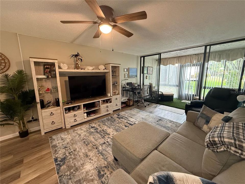 For Sale: $154,900 (1 beds, 1 baths, 660 Square Feet)