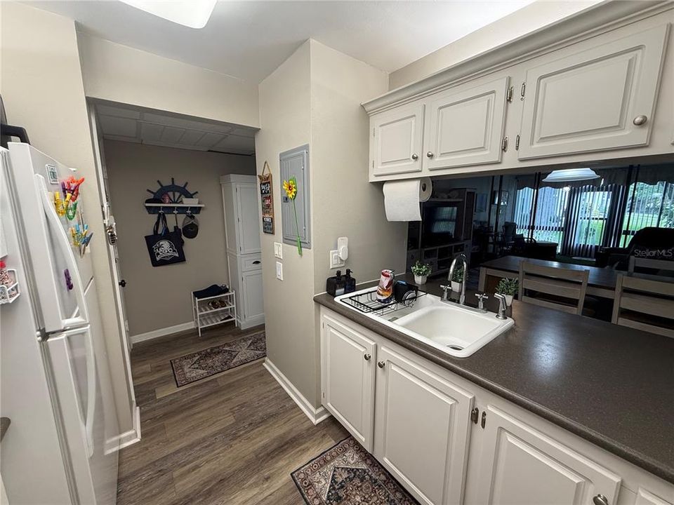 For Sale: $154,900 (1 beds, 1 baths, 660 Square Feet)