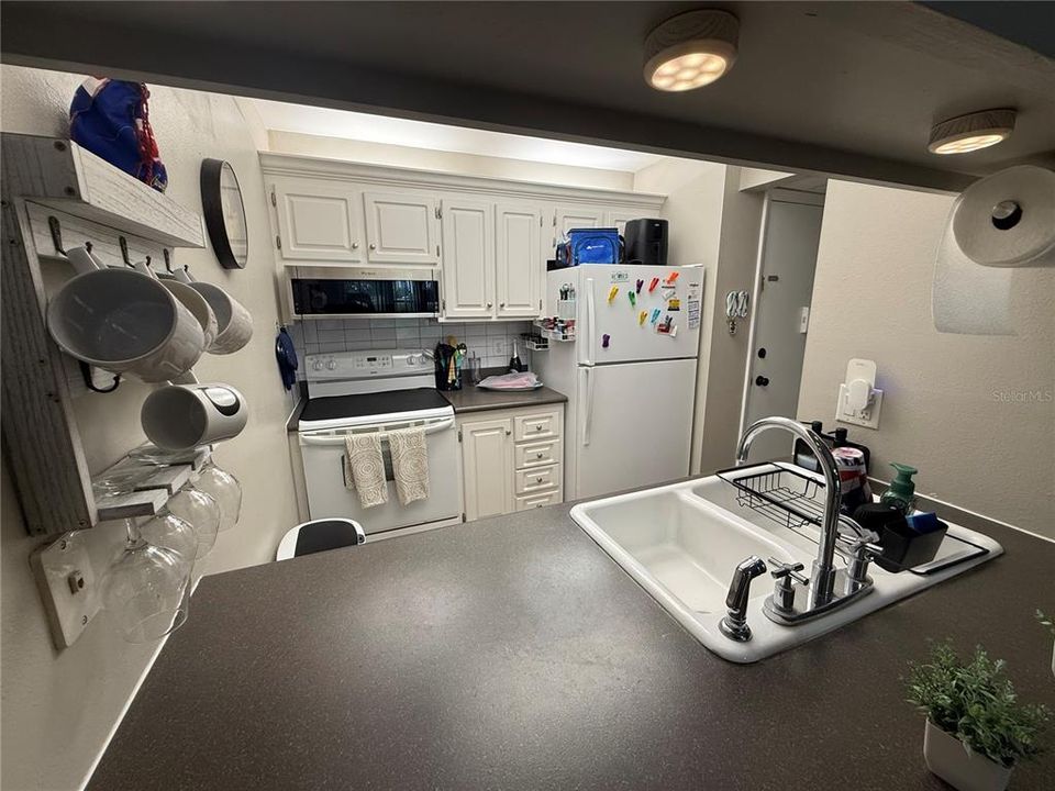 For Sale: $154,900 (1 beds, 1 baths, 660 Square Feet)