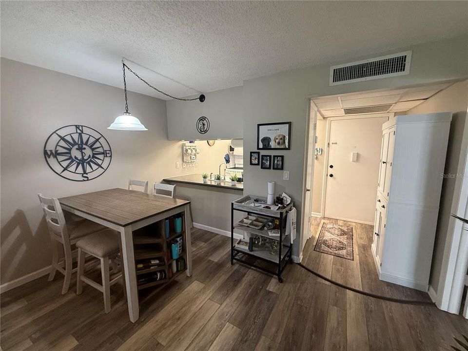 For Sale: $154,900 (1 beds, 1 baths, 660 Square Feet)