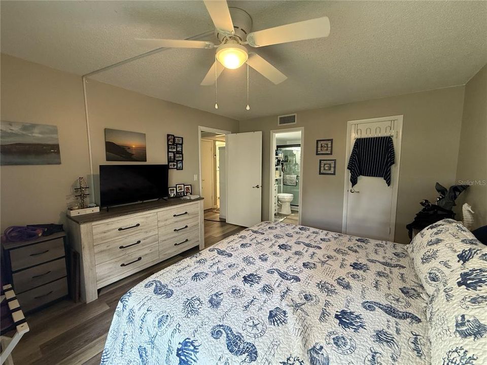 For Sale: $154,900 (1 beds, 1 baths, 660 Square Feet)