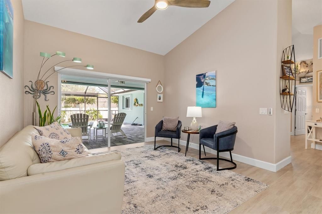En Venta: $829,000 (4 camas, 3 baños, 2492 Pies cuadrados)